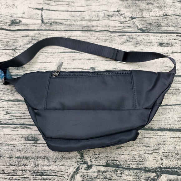 ALO Yoga Explorer Convertible Pack | 3L Nylon Waist Bag - Picture 2 of 5